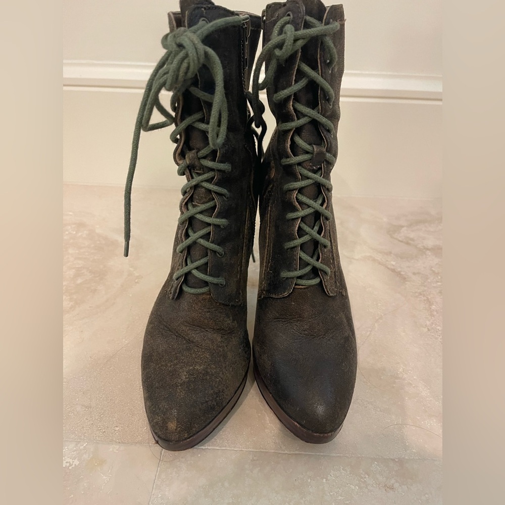 Frye Harlow lace up distressed boot 7.5